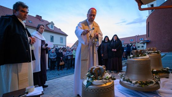 image:Image rovněž hlavního patrona bosých karmelitek, požehnal v Drastech u Prahy biskup Zdenek Wasserbauer tři nové zvony – sv. Josefa, Panny Marie Karmelské a Všech svatých Karmelu. Z věže nově budovaného kláštera budou zvát k modlitbě a bohoslužbám sestry i věřící z okolí. Každou sobotu (po domluvě i jindy) lze přijet sestrám pomoci při dokončovacích pracích (více na karmeldrasty.eu).