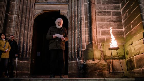 image:Image Velikonoce jsou pravzorem všech příběhů s dobrým koncem (snímek z vigilie v Chrudimi).