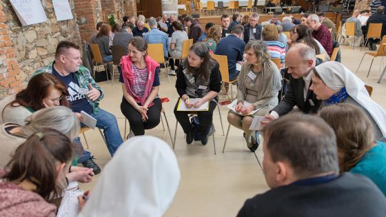 image:Image Delegáti trénovali nanečisto ve skupinkách tzv. rozhovor v Duchu, při kterém seděli v kruhu, jak to bývá na synodě zvykem.
