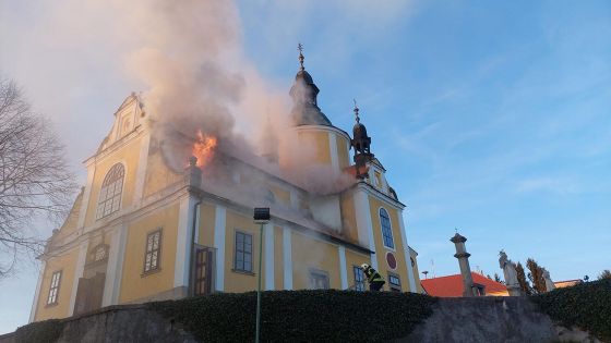 image:Image Požár poškodil velkou část kostela.