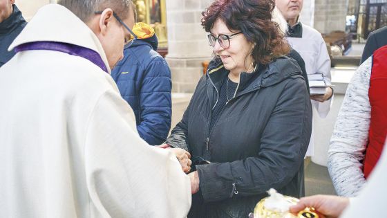 image:Image Biskup Tomáš Holub maže olejem Jaroslavu Kreuzbergovou při obřadu Effatha.