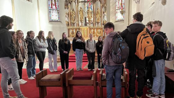 image:Image V postní době přišlo v rámci evangelizačního projektu na faru a poté do kostela bezmála tři sta školáků.