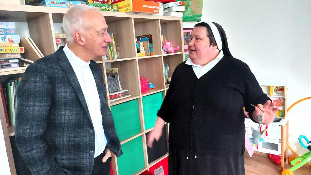 image:Image P. Michael Landau se sestrou Imeldou v domě Gloria pro matky s dětmi.