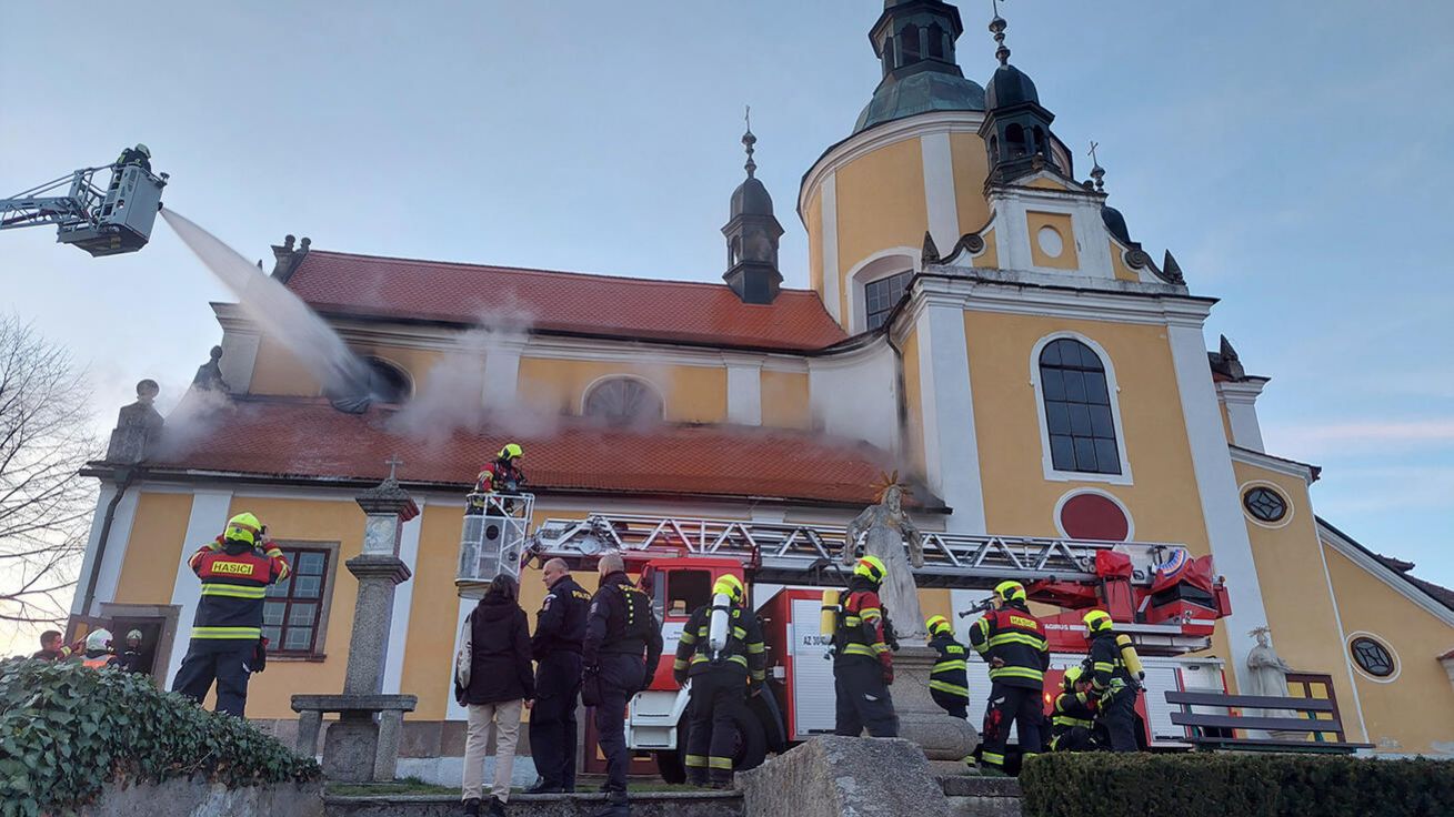 image:Image Hasiči zachraňovali kostel Nanebevzetí Panny Marie, který je dominantou Chlumu u Třeboně.