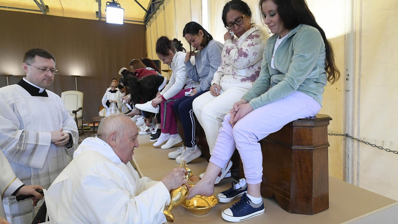 image:Image Papež František při bohoslužbě na Zelený čtvrtek umyl nohy dvanácti ženám různých národností ve velké římské věznici Rebibbia, kterou takto navštívil už roku 2015.
