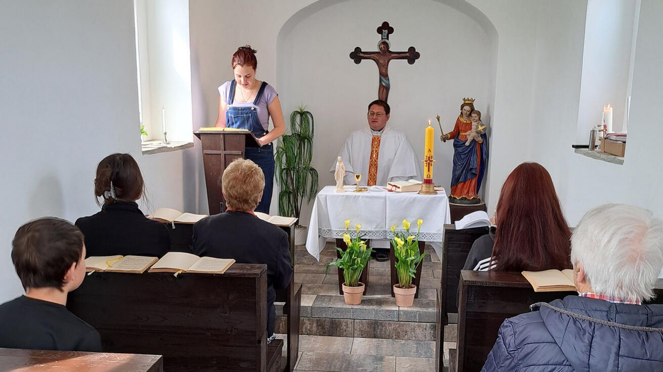 image:Image V opravené kapli se budou věřící pravidelně scházet.