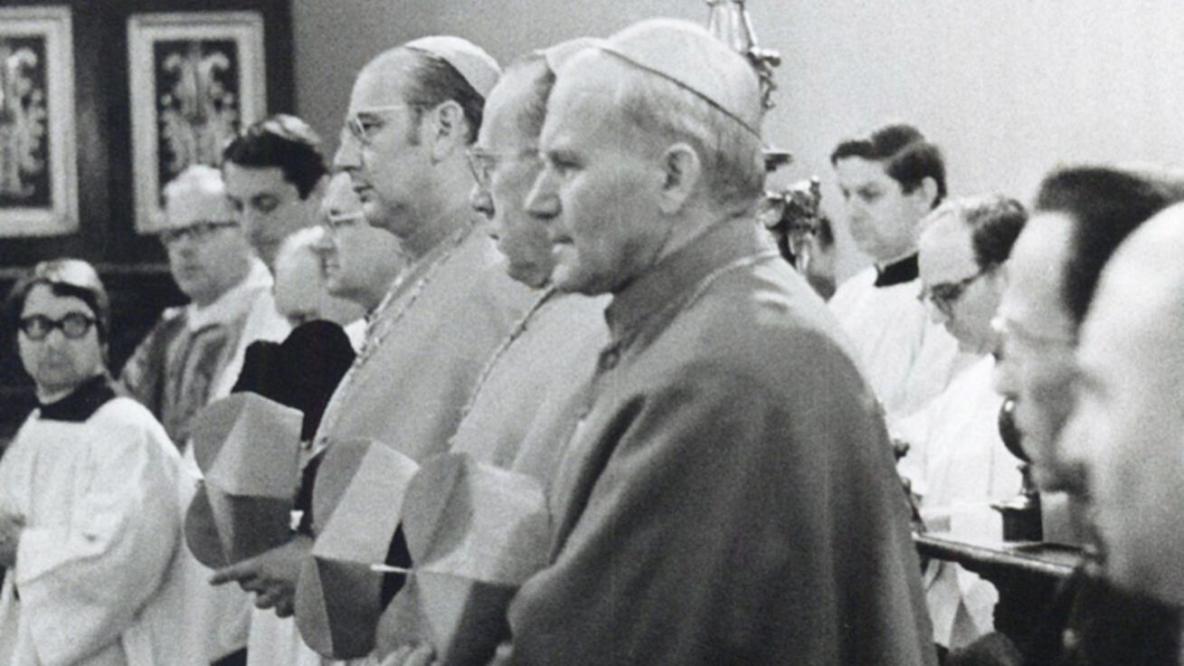 image:Image Kardinál Wojtyła na pohřbu kardinála Trochty v litoměřické katedrále.