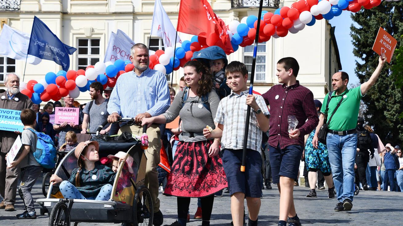 image:Image Jiří a Marie Černých přijeli do Prahy z Kestřan u Písku se všemi svými dětmi. „Chceme do světa vyslat radostnou zprávu, že každé dítě je dar. My jich máme šest,“ uvedla Marie Černá.