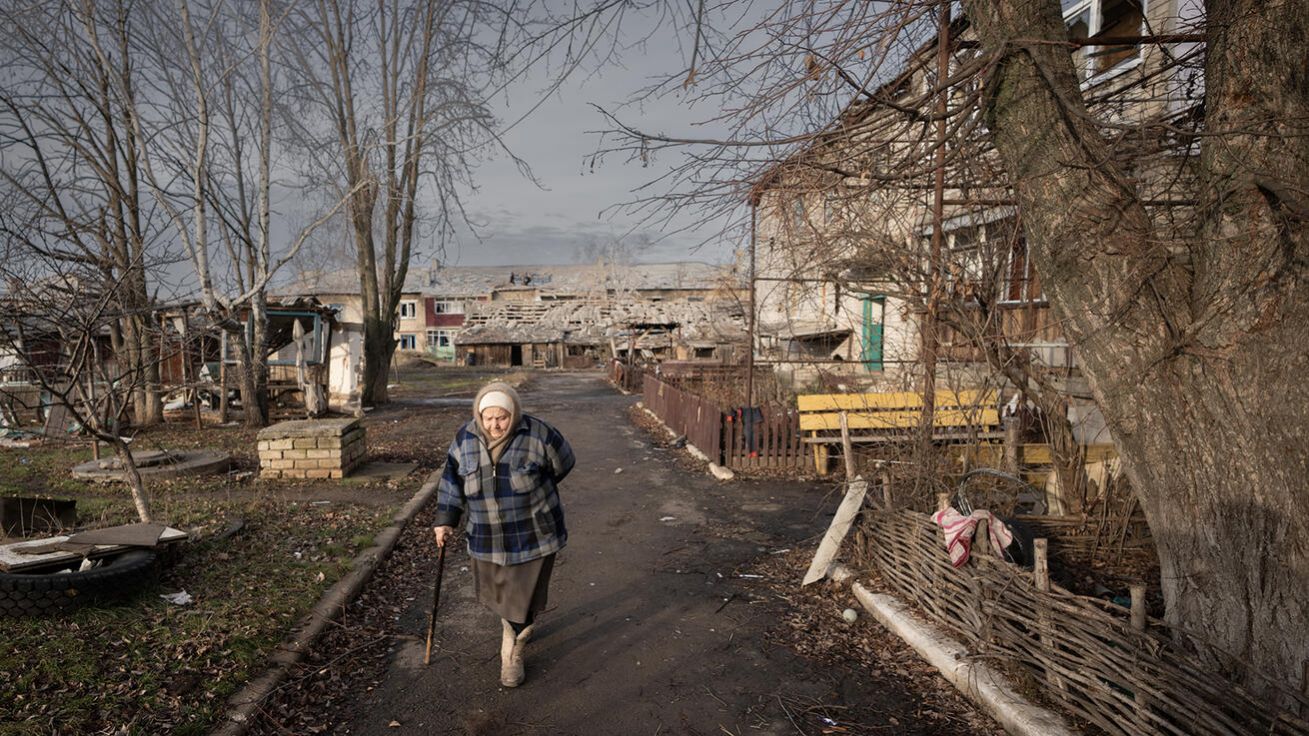 image:Image „Donbas. Jeden přítel má informace, že tu zůstalo posledních pár obyvatel. Naprosto odříznuti od možnosti si obstarat základní potraviny a hlavně léky. Zastavujeme u domu s nápisem na plotě LIDÉ. Po chvíli se objeví,“ vzpomíná fotograf.