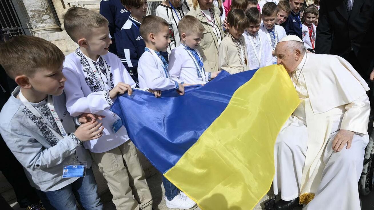 image:Image Papež se během generální audience ve středu 10. dubna setkal s ukrajinskými dětmi. Ve svých poselstvích, ale i v dokumentu Dignitas infinita František zmiňuje utrpení, které přináší válka. Zvláště o utrpení dětí mluvil i tuto neděli při polední modlitbě.