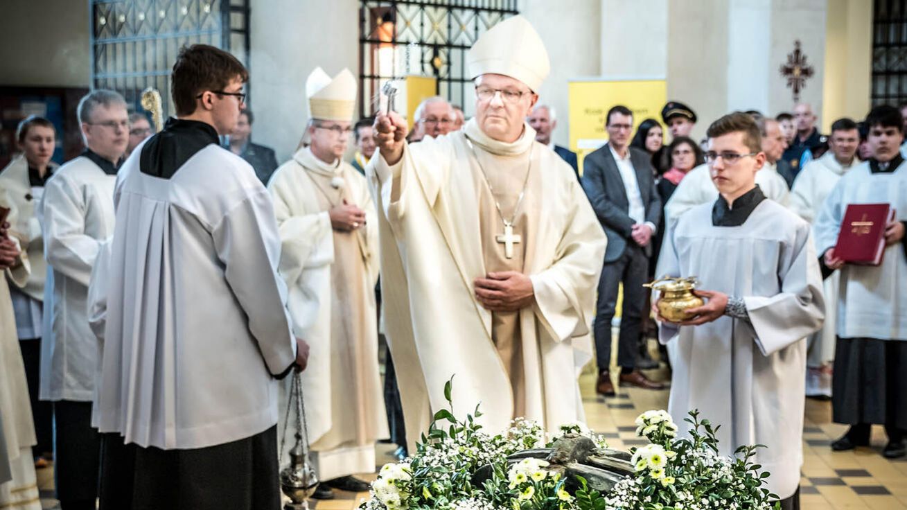 image:Image Německý biskup Schneider požehnal na úvod mše vrácené zvony.
