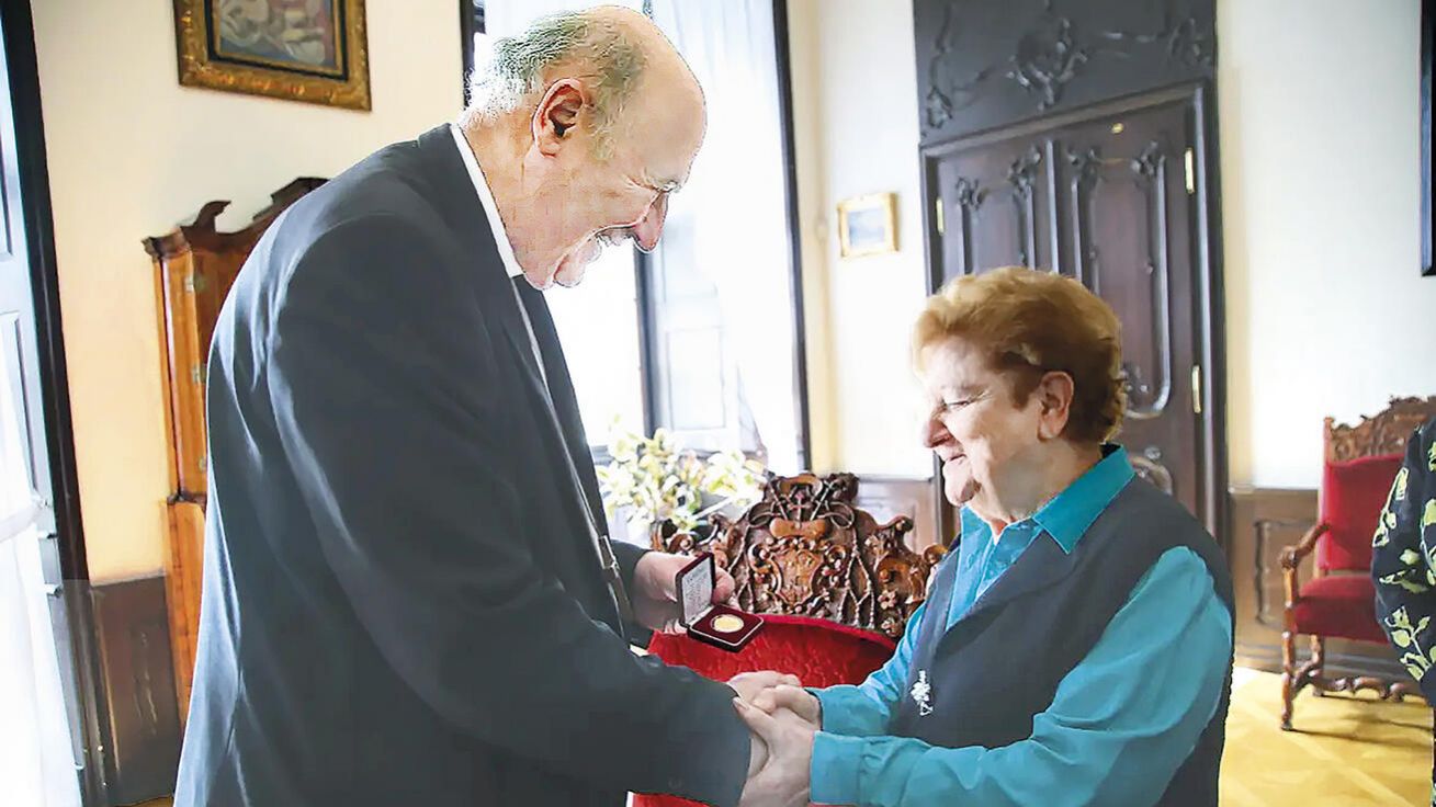 Svatovojtěšskou medaili předal Marii Terese Cifaldi arcibiskup Jan Graubner. image:Image Svatovojtěšskou medaili předal Marii Terese Cifaldi arcibiskup Jan Graubner.