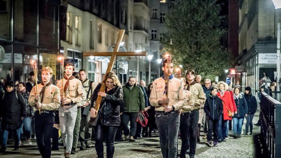 image:Image Cesta vedla od evangelického kostela v Husově sadu ke kostelu sv. Václava.