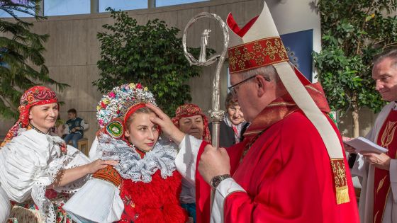 image:Image Důvěřovat lidem, žehnat jim a být s nimi v kontaktu, tak vnímají dotázaní roli nového arcibiskupa. Na fotografii biskup Josef Nuzík při biřmování vloni ve Starém Městě.