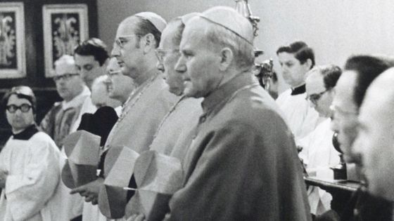 image:Image Kardinál Wojtyła na pohřbu kardinála Trochty v litoměřické katedrále.