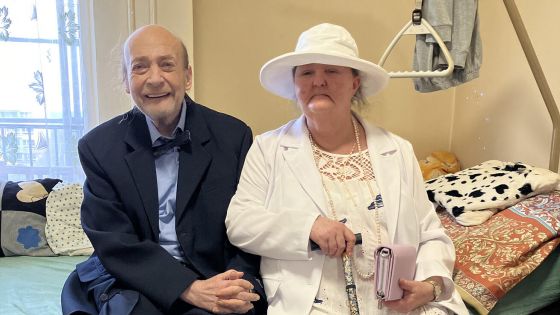 image:Image Slavný citát Paula Coelha praví: „Když něco chceš, celý vesmír se spojí, abys to mohl uskutečnit.“ Tento pár je toho jasným důkazem. I přes překážky, které jim život nadělil, se páru povedlo splnit si svůj sen o svatbě.