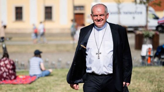 image:Image Arcibiskup se ujímá úřadu