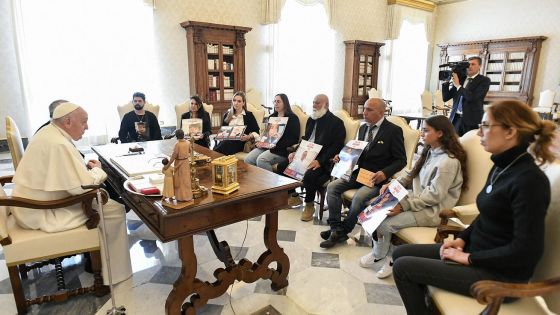 image:Image PAPEŽ FRANTIŠEK přijal 8. dubna při soukromé audienci příbuzné izraelských rukojmí, zajatých 7. října teroristy z hnutí Hamás, aby jim vyjádřil svou blízkost.