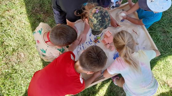 image:Image Terapeutické pískoviště pro děti, kterým pomáhají v poličském „mostu“.
