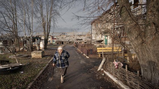 image:Image „Donbas. Jeden přítel má informace, že tu zůstalo posledních pár obyvatel. Naprosto odříznuti od možnosti si obstarat základní potraviny a hlavně léky. Zastavujeme u domu s nápisem na plotě LIDÉ. Po chvíli se objeví,“ vzpomíná fotograf.