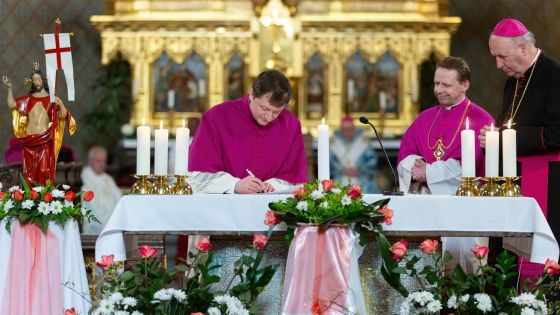 image:Image P. Jan Kotas se za přítomnosti děkana vyšehradské kapituly P. Michala Němečka a arcibiskupa Jana Graubnera ujímá úřadu probošta.