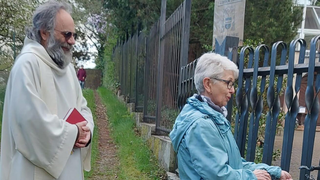 image:Image Při zahájení sezony v Meditační zahradě odemkli návštěvníci bránu spolu s generálním vikářem P. Petrem Hruškou.