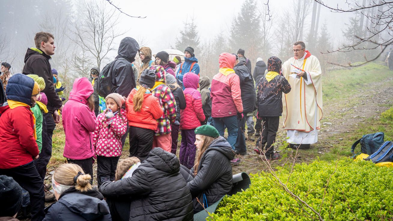 image:Image Na horskou mši za účasti biskupa Martina Davida dorazila pětistovka skautů.