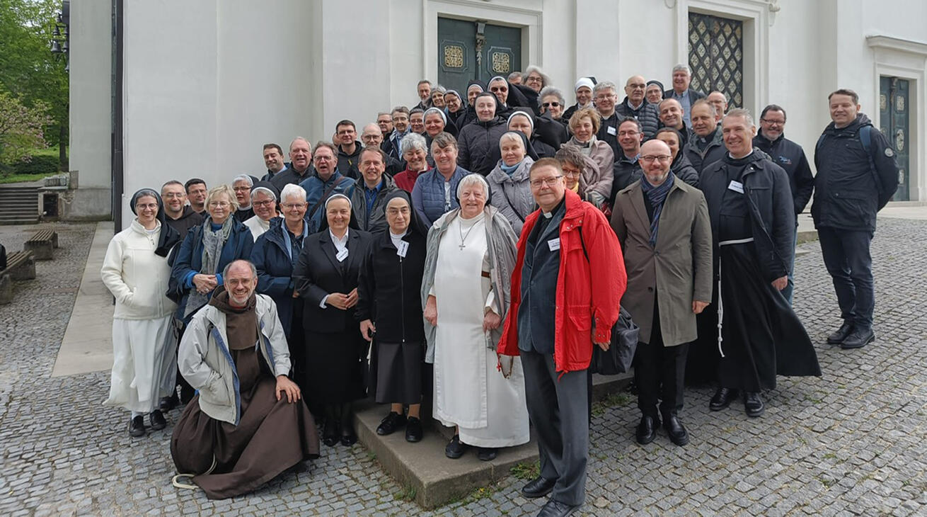 image:Image Zástupci řeholních komunit z celé Evropy.