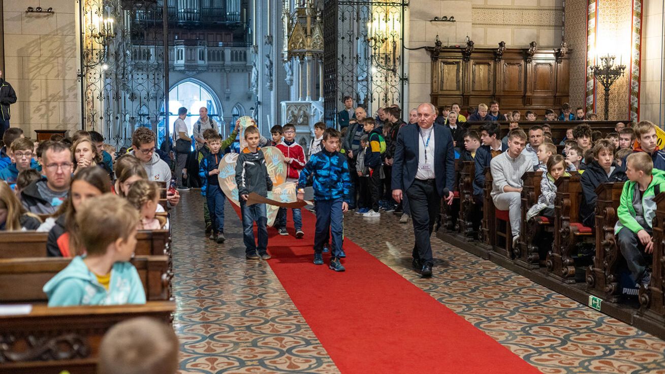 image:Image V průvodu před adorací přinesli ministranti výsledek své tvorby na jednom ze stanovišť: symboly božských ctností víry, naděje a lásky.