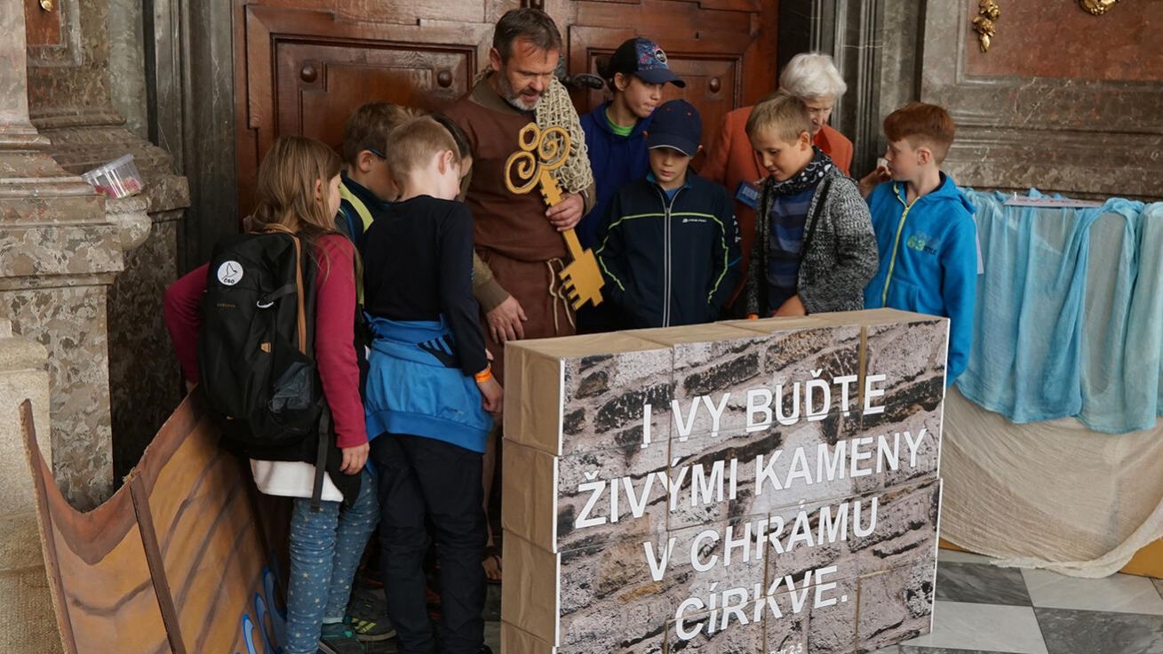 image:Image V Brně se děti v rámci přípravy na první svaté přijímání setkaly i se sv. Petrem.