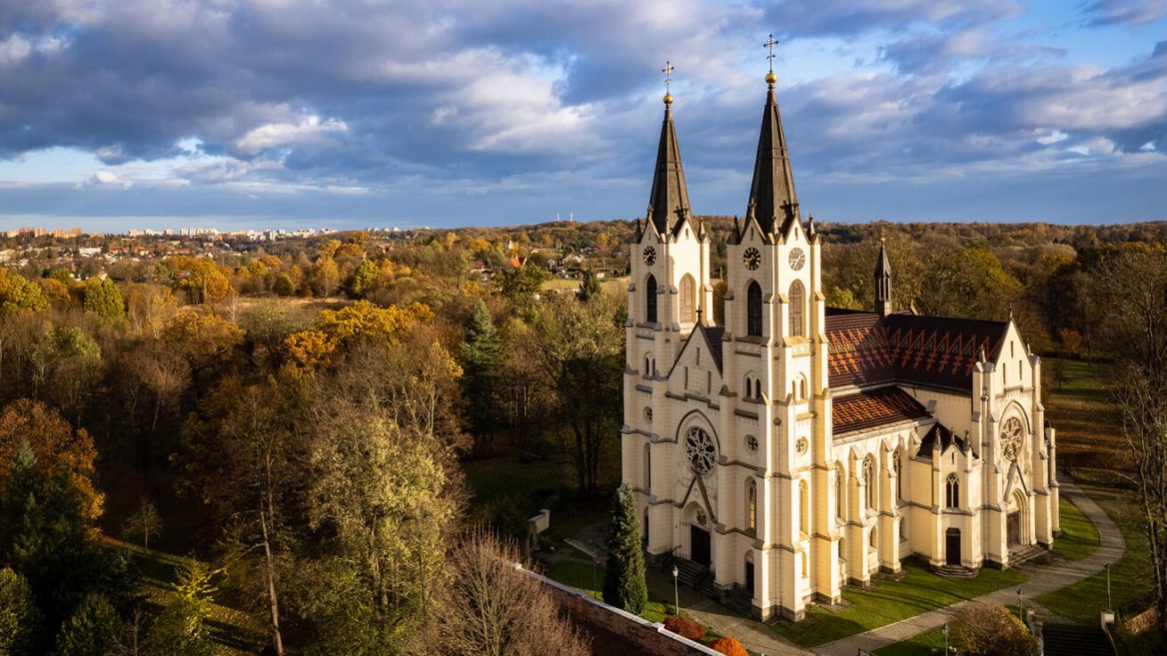 image:Image Kostel Narození Panny Marie v Orlové - Starém městě dnes stojí na městské periferii. Farníci se proto k němu snaží přitáhnout pozornost.