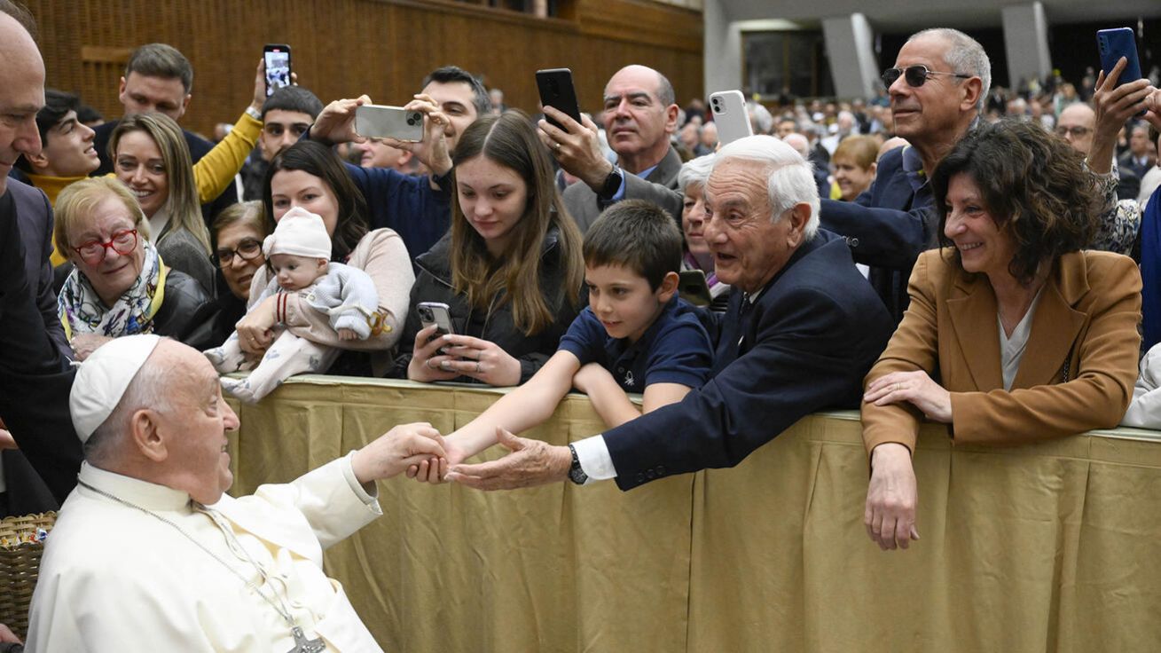 image:Image Při sobotní audienci v aule Pavla VI. čekaly na Františka tisíce italských prarodičů s vnoučaty, která papež povzbudil, aby se učila z lásky svých babiček a dědečků, ale i z jejich křehkosti. „Ty jsou nejlepším protilékem na tvrdnutí srdce,“ dodal.