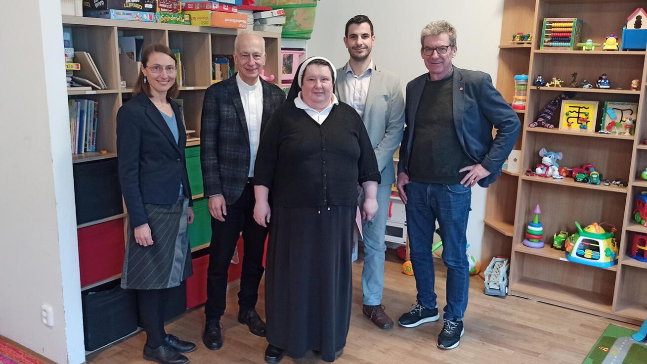 P. Michael Landau (druhý zleva) v Praze navštívil také Azylový dům Gloria, kterým jej provedla ředitelka sestra Imelda. Prohlídky se zúčastnili Jarmila Lomozová, mluvčí Arcidiecézní charity Praha, dále Jakub Líčka, generální sekretář Charity ČR (druhý zprava) a Mark Somers, ředitel institucionálního rozvoje Charity Evropa (zcela vpravo). image:Image P. Michael Landau (druhý zleva) v Praze navštívil také Azylový dům Gloria, kterým jej provedla ředitelka sestra Imelda. Prohlídky se zúčastnili Jarmila Lomozová, mluvčí Arcidiecézní charity Praha, dále Jakub Líčka, generální sekretář Charity ČR (druhý zprava) a Mark Somers, ředitel institucionálního rozvoje Charity Evropa (zcela vpravo).
