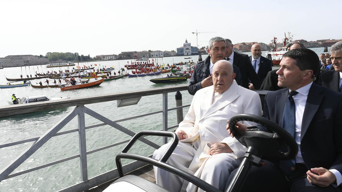 image:Image Papež František přiletěl do města na laguně v sobotu na půldenní návštěvu vrtulníkem a svezl se samozřejmě i lodí. Po Canale Grande ho doprovázeli a zdravili vesly i gondoliéři.