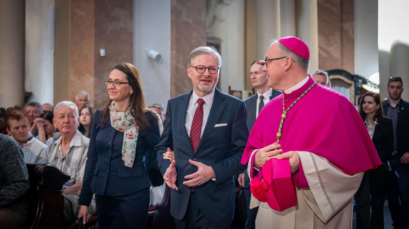 Biskup Stanislav Přibyl přivítal v bazilice i premiéra Fialu s manželkou. image:Image Biskup Stanislav Přibyl přivítal v bazilice i premiéra Fialu s manželkou.