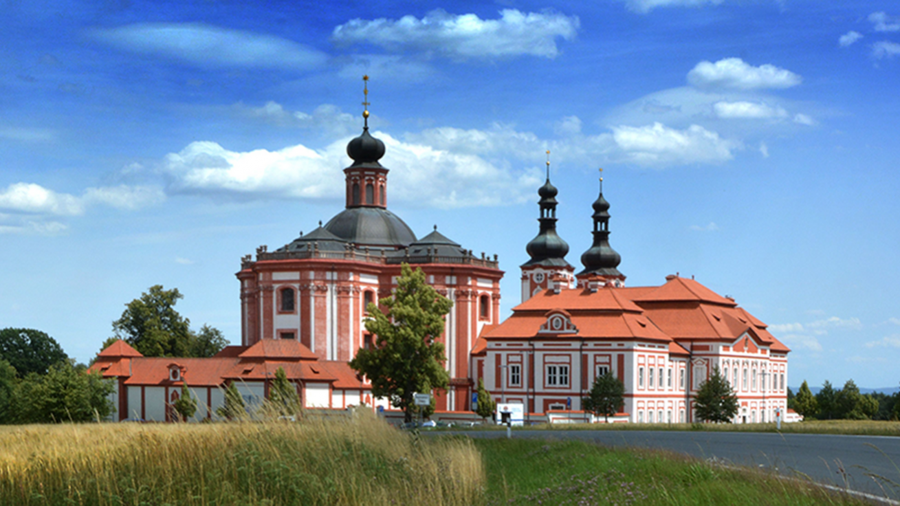 image:Image Na věžích v Mariánské Týnici nejsou kříže, ale Madoniny hvězdy. 