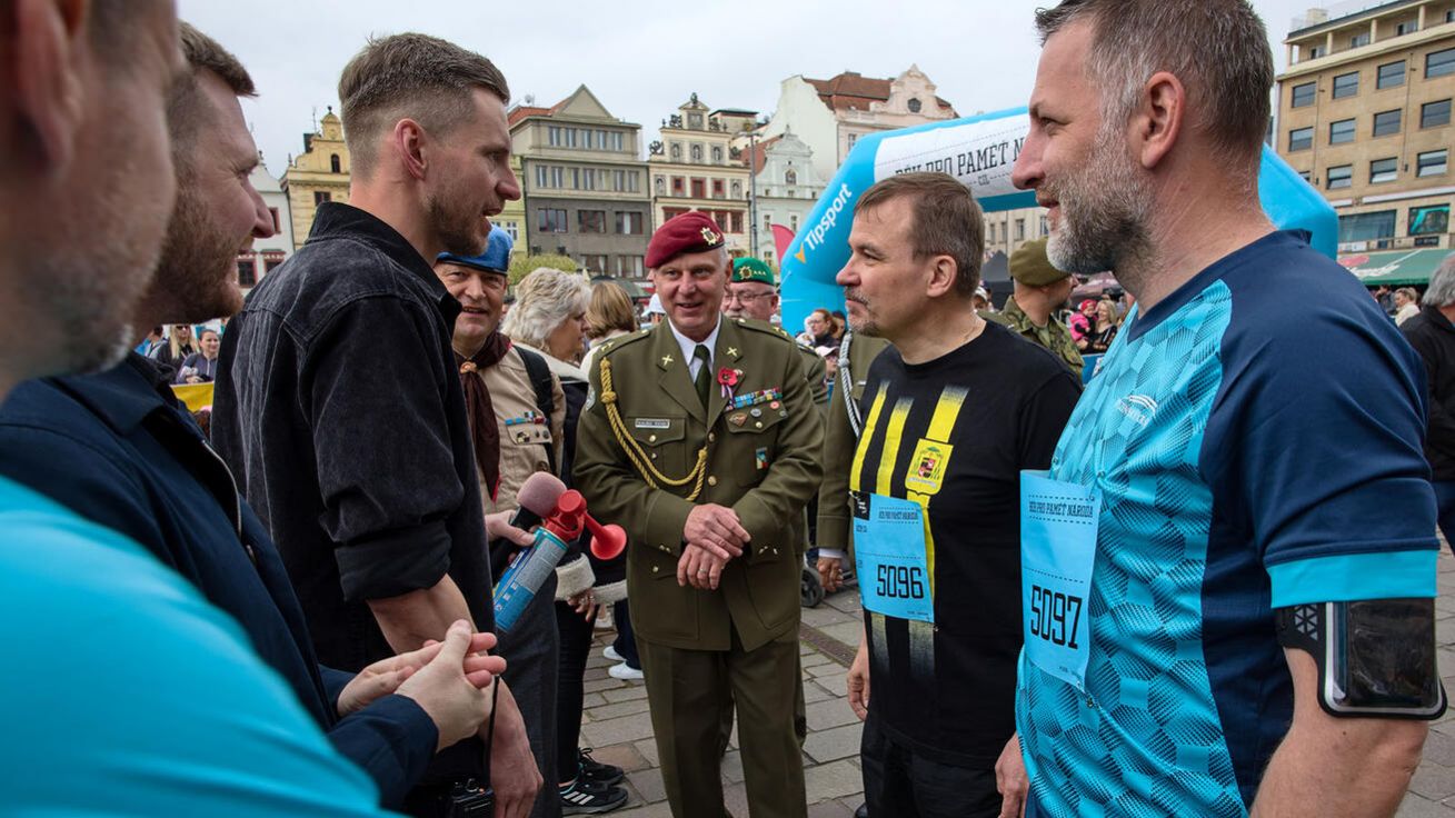 image:Image Na plzeňských Slavnostech svobody se biskup Tomáš Holub objevil v liturgickém oděvu, vojenské uniformě i v běžeckém dresu, když se vydal na jednu z tratí Běhu pro Paměť národa.