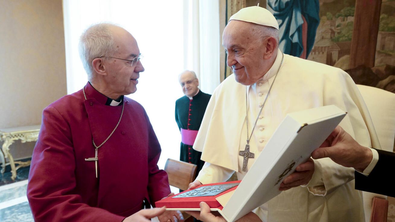 image:Image Arcibiskup z Canterbury Justin Welby, primas anglikánské církve založené roku 1534 se ve čtvrtek setkal s papežem Františkem. Oba muži se již dříve vícekrát setkali a v loňském roce spolu dokonce podnikli cestu do Súdánu.