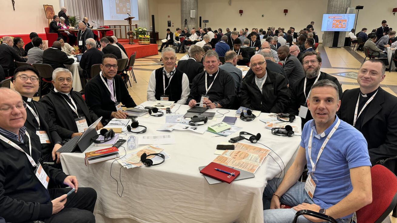 P. Vladislav Brokeš (uprostřed) se svojí pracovní skupinou během synodálního setkání kněží. image:Image P. Vladislav Brokeš (uprostřed) se svojí pracovní skupinou během synodálního setkání kněží.