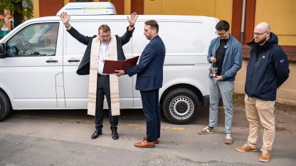 Biskup žehnal vůz pro Ukrajinu image:Image Biskup žehnal vůz pro Ukrajinu