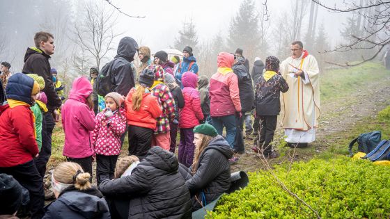 image:Image Na horskou mši za účasti biskupa Martina Davida dorazila pětistovka skautů.