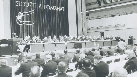 image:Image Ze slavnostního zasedání kněžského prorežimního sdružení Pacem in terris v období normalizace.