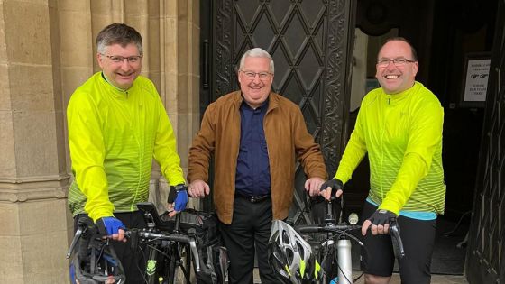 image:Image Své kněze na startu cyklistické pouti před katedrálou na Petrově vyprovodil biskup Pavel Konzbul.