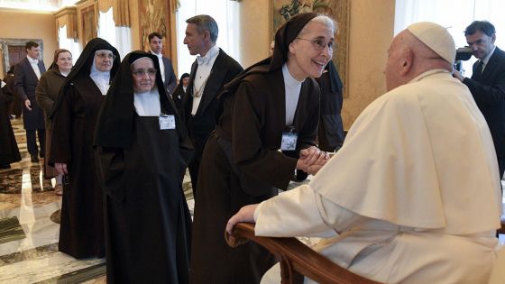 image:Image Papež František se setkal ve Vatikánu 18. dubna s představenými bosých karmelitek, které se shromáždily k práci na revizi svých konstitucí. Povzbudil je, aby s vděčností čerpaly z kořenů své spirituality a do budoucnosti hleděly s nadějí.