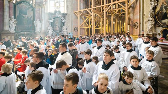 image:Image Ministranti a jejich doprovod zcela zaplnili kostel sv. Petra a Pavla.