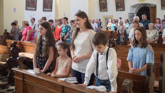 image:Image Stanislava Badidová se svými dětmi na bohoslužbě, při které v roce 2018 uvedl biskup Tomáš Holub jejího muže Marka jako nového duchovního správce v římskokatolické farnosti Horšovský Týn.