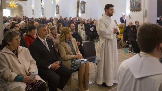 image:Image Ota Medvec OMI vedle svých rodičů během slavnosti.