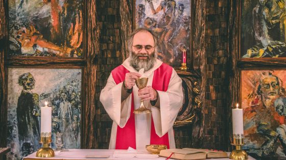 image:Image U příležitosti 10. výročí Hospice sv. Jiří v Chebu celebroval mši svatou v kapli sv. Maxmiliána Maria Kolbeho v Meditační zahradě v Plzni generální vikář P. Petr Hruška. Jako jeden ze zakladatelů Hospice sv. Jiří tak jubileum oslavil společně s jeho pracovníky.