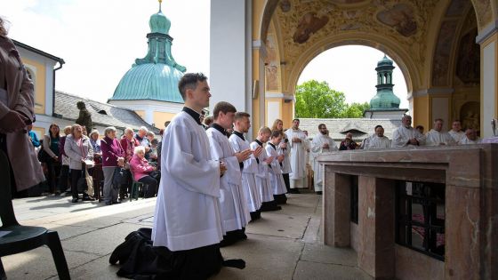 image:Image Arcidiecézní pouť za duchovní povolání se uskutečnila v sobotu 4. května na Svaté Hoře u Příbrami. Mši svatou celebroval za účasti bohoslovců pražského Arcibiskupského semináře arcibiskup Jan Graubner. Pro středoškoláky a vysokoškoláky byl již den předtím v areálu fary ve Slivici připraven duchovní program zaměřený na téma povolání.