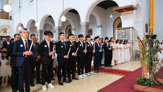 image:Image Biskup Pavel Konzbul udělil svátost biřmování členům vietnamské komunity.
